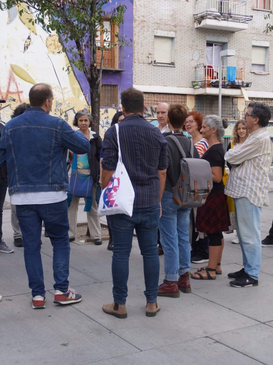 Grupo de personas participando en un proyecto de mediación cultural en Madrid, conectando arte contemporáneo y comunidad local.